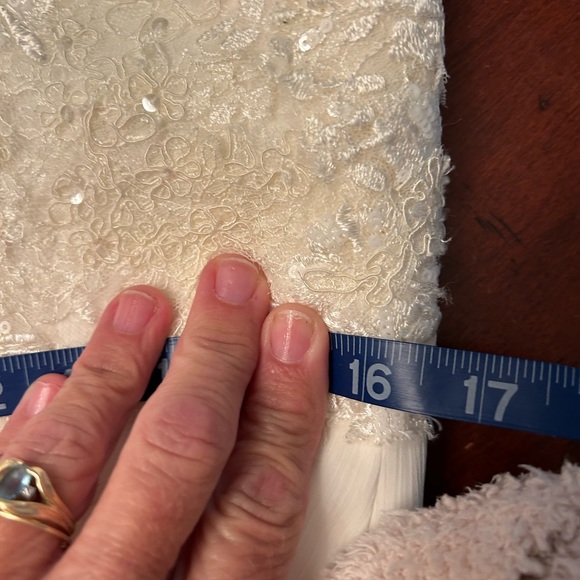 New without tags stunning beaded ivory David’s Bridal Gown side 18 - Picture 7 of 10